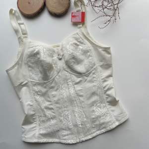 Wacoal(วาโก้)มี 3 สี  เสื้อชั้นในสเตย์ กระชับสัดส่วน ไร้โครง ฟองบาง ตะขอด้านใน มีซิป ด้านหน้า ปิดทับ อีกชั้น