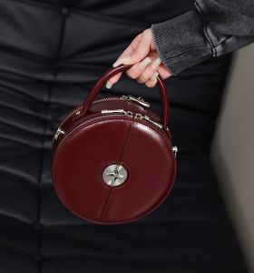 กระเป๋าสะพายข้างทรงกลมหนังวัวสีแดงสำหรับเจ้าสาว ฤดูใบไม้ร่วง/ฤดูหนาว ดีไซน์หรูหรา กระเป๋าสะพายข้างแบบลำลองสำหรับผู้หญิง