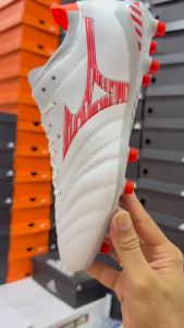 รองเท้าฟุตบอลมิชุโน่ สตั๊ดฟุตบอลมีลิ้นสีขาวแถบแดง