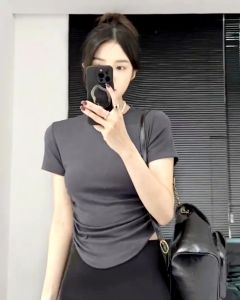 ꕥCatalog Fashionꕥ เสื้อยืดคอกลมแขนสั้น ผ้าคอตตอนนิ่ม ด้านข้างย่น ชายโค้ง