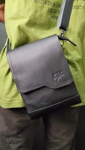 Tas Selempang Pria Kulit Asli. Caliandravieri TS Ukuran Kecil Compact Minimalist