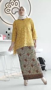 Kebaya Brukat Bianca & Rok Plisket: Pilihan Modis untuk Big Size