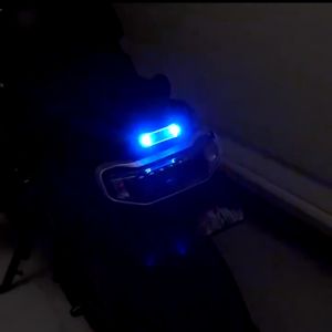 ไฟท้าย LED พลังงานแสงอาทิตย์ UAV Strobe ขนาดกะทัดรัด ป้องกันน้ำ มาพร้อมระบบชาร์จในตัว ติดตั้งง่าย