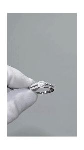 แหวนเงินแท้เม็ดชูฝังเพชร Moissanite 0.3 กะรัต ทรงกลมล้อม และบ่าข่าง ชุบทองคำขาว