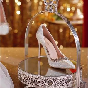 2025 Giày cao gót kiểu Pháp mới mũi nhọn miệng nông trang trí đá quý giày cao gót đa năng phiên bản Hàn Quốc giày trắng pha lê