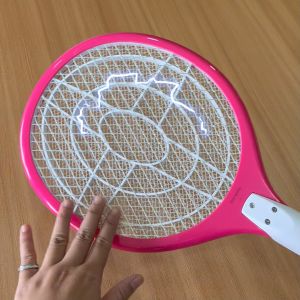 Bộ vợt muỗi Điện Quang ĐQ EMR05L WPI bao gồm đèn chiếu có tác dụng vừa thu hút muỗi vừa để chiếu sáng trong đêm tối (Trắng - hồng)