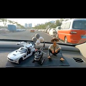 KARPET ANTI SLIP MATRAS DASHBOARD MOBIL LENGKAP DENGAN BANYAK JENIS DIECAST & ACTION FIGURE TWH
