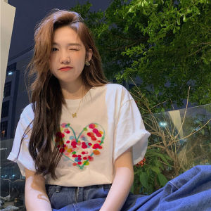 เสื้อยืดคอกลมแขนสั้นผ้าฝ้ายพิมพ์ลายหัวใจสำหรับผู้หญิงในช่วงฤดูร้อนหลวมๆ สีขาวสวยงาม เสื้อตัวบน