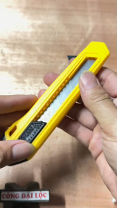 Dao Rọc Giấy Cắt Dây Điện Deli Cao Cấp - Lưỡi Dao SK5 Sắc Bén 18mm