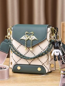 2024 กระเป๋าสะพายมินิแฟชั่นสําหรับผู้หญิงประเภทปกพื้นผิวนุ่มองค์ประกอบเย็บสีบริสุทธิ์ที่สมบูรณ์แบบสําหรับเยาวชน