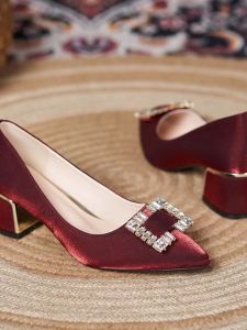 รองเท้าส้นสูงสีแดงสําหรับจัดเลี้ยงงานแต่งงาน Matron Of Honor แม่ของเจ้าสาวส้นกลาง เรียบหรู Pointed Toe ผ้าไหม ผ้าซาติน รองเท้า