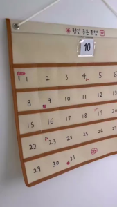 ปฏิทินออมเงิน ปฏิทินออมเงินdiy ช่องเสียบธนบัตร แบบผ้า นำไปแขวนได้ ผ้าแคนวาส วัสดุผ้าใบ 44×44 ซม