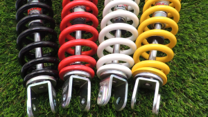 โช๊คหลังเดิม CLICK CLICK-I MIO FINO SCOOPY-IICONZOOMER-X click-110 สูง 300mm  รับประกัน1เดือนค่ะ  มีให้เลือก4สี ( เหลืองแดงดำขาว )