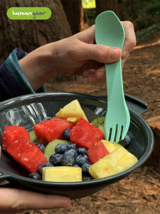 Humangear ช้อนส้อมแบบชิ้นเดียวใช้ได้สองแบบสำหรับใช้กลางแจ้งใช้สำหรับการเดินทางเพื่อธุรกิจแบบพกพาพับได้มีดและส้อมบนโต๊ะอาหารชุดช้อนและตะเกียบ