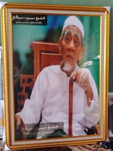 Bingkai Foto KH. Maimoen Jubair / Mbah Moen Uk 30x40✓