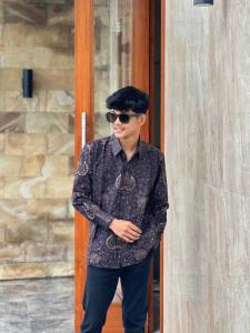 KEMEJA PREMIUM GURDO HITAM BATIK FLORIST