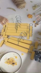 Móc treo quần áo người lớn trẻ em - kẹp nhựa siêu bền màu vàng nhạtđầu móc xoay 360 độ