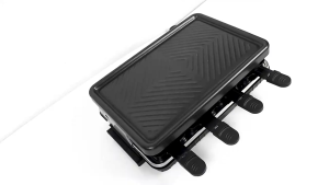 Tabletop Electric Grill with Reversible Plate: Great for Indoor BBQ, Family Get-Togethers, and Dining Events