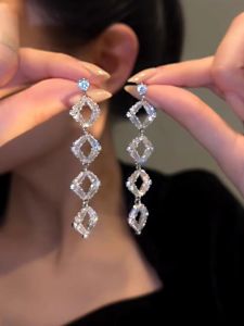 Long Dangle Earrings Womens Fringe Design Zirconia Elegant Luxury Fashion Face Slimming Alloy Gemstone Embedded Ear Jewelry