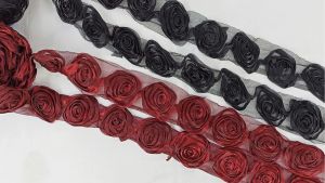 Charlie fabric เส้นแต่งดอกกุหลาบมี 2สีให้เลือก คือสีแดงและสีดำ ขนาดดอกประมาณ 5 ซม.ลูกไม้คุณภาพดี สีสวย ใช้ตกแต่งงานผ้า งานDIY