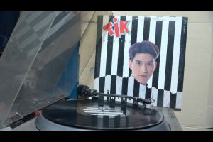 1 แผ่นเสียง 12นิ้ว C75 ติ๊ก กิตติพันธ์ ทางม้าลาย แผ่นVG++ ริ้วรอยบาง เสียงรบกวนนิดหน่อยไม่มีรอยลึก ปกVG+ มีตำหนิขอบนิดหน่อย ขอบไม่ขาด สันไม่ทะลุ แผ่นได้รับการล้างทำความสะอาดแล้ว