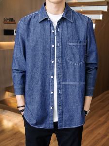 HENGYUANXIANG | เสื้อเชิ้ตแขนยาวผ้าเดนิมทรงหลวมสำหรับผู้ชาย 100% คอตตอน สีฟ้าอ่อน แฟชั่นลำลอง ฤดูใบไม้ผลิ 2025 แจ็คเก็ตเสื้อเชิ้ต