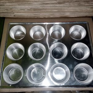 cetakan kue muffin lubang 12 .dng kedalam lubang 3cm logam alumunium