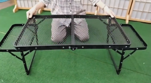 Meja lipat Grid Portable Meja Camping Serbaguna Meja Lipat Piknik Praktis ketinggian yang dapat disesuaikan dengan 2 Panel Samping Desktop Jaring Logam