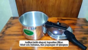 Panci Presto Sanex SN 5.0 L Kapasitas 5 liter\\n\\n Pengenalan Panci Presto Sanex SN 5.0 L\\n\\nPanci Presto Sanex SN 5.0 L adalah alat memasak yang ideal untuk memasak makanan dalam jumlah banyak. Dengan kapasitas 5 liter, panci ini dapat mengakomodasi berbagai jenis masakan, mulai dari sayuran hingga daging. Panci Presto Sanex SN 5.0 L dirancang dengan teknologi modern yang menjadikannya tahan lama dan mudah dibersihkan.\\n\\n Spesifikasi dan Kapasitas Panci Presto Sanex SN 5.0 L\\n\\nPanci Presto Sanex SN 5.0 L memiliki kapasitas 5 liter, yang cukup besar untuk memasak makanan dalam jumlah banyak. Dengan panci ini, Anda dapat memasak masakan favorit Anda dengan mudah dan cepat. Selain itu, panci ini juga dilengkapi dengan fitur-fitur modern seperti tutup yang tahan lama dan mudah dibersihkan.\\n\\n Keunggulan Panci Presto Sanex SN 5.0 L\\n\\nPanci Presto Sanex SN 5.0 L memiliki beberapa keunggulan yang membuatnya menjadi pilihan yang tepat untuk memasak makanan dalam jumlah banyak. Beberapa keunggulan tersebut antara lain:\\n\\n- Kapasitas besar yang dapat mengakomodasi berbagai jenis masakan\\n- Didesain dengan teknologi modern yang menjadikannya tahan lama dan mudah dibersihkan\\n- Dilengkapi dengan fitur-fitur modern seperti tutup yang tahan lama dan mudah dibersihkan\\n\\n Cara Menggunakan Panci Presto Sanex SN 5.0 L\\n\\nBerikut ini adalah langkah-langkah menggunakan Panci Presto Sanex SN 5.0 L:\\n\\n Persiapan Menggunakan Panci Presto Sanex SN 5.0 L\\n\\nSebelum menggunakan Panci Presto Sanex SN 5.0 L, pastikan Anda telah menyiapkan semua bahan-bahan yang diperlukan. Bersihkan panci sebelum digunakan dan pastikan tutup sudah terpasang dengan baik.\\n\\n Langkah-langkah Menggunakan Panci Presto Sanex SN 5.0 L\\n\\nBerikut ini adalah langkah-langkah menggunakan Panci Presto Sanex SN 5.0 L:\\n\\n1. Masukkan bahan-bahan yang akan dimasak ke dalam panci.\\n2. Tutup panci dengan tutup yang sudah disiapkan.\\n3. Nyalakan kompor dan biarkan panci berbunyi hingga air mendidih.\\n4. Setelah air mendidih, turunkan api dan biarkan panci tetap tertutup selama waktu yang diperlukan.\\n5. Setelah selesai memasak, angkat tutup dan keluarkan makanan.\\n\\n Perawatan dan Pemeliharaan Panci Presto Sanex SN 5.0 L\\n\\nAgar Panci Presto Sanex SN 5.0 L dapat bertahan lama dan selalu dalam kondisi baik, perawatan dan pemeliharaan yang tepat sangat penting. Berikut ini adalah beberapa tips untuk merawat dan memelihara Panci Presto Sanex SN 5.0 L:\\n\\n Cara Membersihkan Panci Presto Sanex SN 5.0 L\\n\\nSetelah digunakan, bersihkan Panci Presto Sanex SN 5.0 L dengan air hangat dan sabun cuci piring. Jangan gunakan bahan pembersih yang keras atau benda tajam untuk membersihkan panci.\\n\\n Tips Menghindari Kerusakan pada Panci Presto Sanex SN 5.0 L\\n\\nAgar Panci Presto Sanex SN 5.0 L tidak mudah rusak, hindari penggunaan bahan pembersih yang keras atau benda tajam untuk membersihkan panci. Selain itu, pastikan panci selalu dalam kondisi kering sebelum disimpan.\\n\\nPanci Presto Sanex SN 5.0 L adalah alat memasak yang ideal untuk memasak makanan dalam jumlah banyak. Dengan kapasitas 5 liter, panci ini dapat mengakomodasi berbagai jenis masakan, mulai dari sayuran hingga daging. Panci Presto Sanex SN 5.0 L dirancang dengan teknologi modern yang menjadikannya tahan lama dan mudah dibersihkan. Pastikan Anda selalu merawat dan memelihara panci dengan baik agar dapat bertahan lama dan selalu dalam kondisi baik.\"