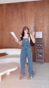 🔥🔥สินค้าขายดี🔥🔥 #สินค้านำเข้า 🇨🇳🎏🎎 เอี๊ยมยีนส์ขายาว ✔️รุ่น 👉 win 1252 👈 แฟชั่นสุดฮิต ผ้าดีงานดีมาก งานน่ารักสวยมาก #Street everyday look ชิวๆ  #สินค้านำเข้า 🇨🇳🎏🎎 New New New 🔥🔥🔥 เอี๊ยมยีนส์ขายาว แต่งกระเป๋าด้านหน้า กระเป๋าหลัง สายเอี๊ยมปร