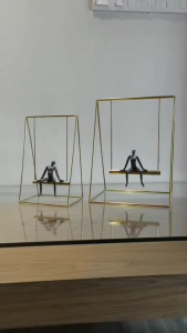 Patung Hias Meja Abstrak Modern dengan Ayunan Emas Dekorasi Elegan untuk Ruang Tamu