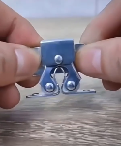 Bộ 04 chốt sập giữ cánh tủ đa nằng bằng sắt mạ chống gỉ có nhiều màu cho khác lựa chọn