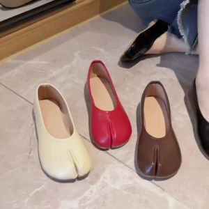 Split-Toe Shoes Womens Shallow Mouth Pumps New Slip-on Tabi Shoes Versatile Shoes Flat Gommino Women