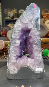 fengshui fire element crystal geode 五行“火”🔥💯天然紫晶洞 薄皮玛瑙+绿幽灵边 洞里带一颗白方解石 紫晶体带些许黄娇花 鲨鱼洞深🦈   (如需特制实木底座需另加RM60)👈🏻optional  高Height: 35cm  宽Width: 18x17.5cm  洞深Hole: 7.5cm  重Weight: 12.2kg