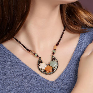 Short Fashionable Ethnic Style Necklace with East Ling Jade Flower Pendant Womens Lockbone Chain Jewelry Vintage Trendy Accessory