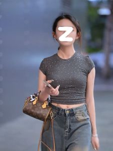 เสื้อยืดแขนสั้นทรงสลิมฟิตสีเทาสะท้อนแสงสำหรับผู้หญิงในช่วงฤดูร้อน เสื้อตัวบนทรงเข้ารูปเซ็กซี่ ผ้าฝ้ายผสม 100%