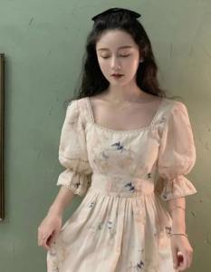 Square Neck Short Puff Sleeve Crepe Satin Print Midi Dress - P006-030 เปิดเผยและทักษะของคุณ