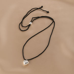 สร้อยคอจี้รูปหัวใจสีดำผูกโบว์แบบปรับได้สำหรับผู้หญิง เครื่องประดับแฟชั่นสไตล์เกาหลี สร้อยคอแบบปรับได้ จี้รูปหัวใจสีดำ