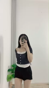 ชุดเซ็ตแฟชั่นสุดเก๋ เสื้อเข้ารูปเน้นสัดส่วนกับกางเกงขาสั้นดีไซน์หรู