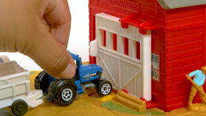 Matchbox Playset Action Drivers Farm Adventure With 1:64 Scale Tractor & 6 Accessories