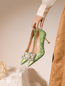 เรียบหรู สีเขียว รองเท้าส้นสูงประดับมุกรองเท้าแต่งงานสไตล์จีนเหมาะสําหรับสวมใส่ทุกวันใหม่ 2024 ชุดเดรสออกงานกลางคืน ปาร์ตี้