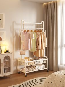 ตู้เสื้อผ้าตั้งพื้นแบบติดผนังสำหรับห้องนอนและบalcony ไม่กินพื้นที่ ดีไซน์เรียบง่าย สไตล์ใหม่ ปี 2025 ที่ตั้งเสื้อผ้าในบ้านสำหรับครอบครัว