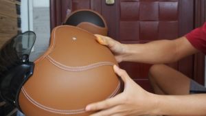 HELM BOGO CLASSIC BAHAN KULIT SINTETIS MOTIF JERUK SNI DEWASA PRIA DAN WANITA BOGGO RETRO KLASIK GLOSSY KACA DATAR CEMBUNG WARNA COKLAT MUDA