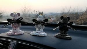 Phụ kiện trang trí taplo ô tô Gấu Gloomy Lùn đính đá cao cấp - New 2024