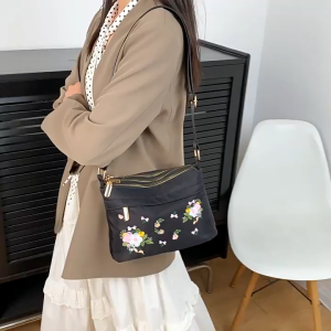SEA YADOU  กระเป๋าสะพายข้างผู้หญิงแบบเรียบหรูด้วยการปักลายดอกไม้และระบบซิป