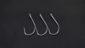 Hirisi 100pcs Coated Barbed Hooks High Carbon Steel Carp Fishing Hook 8017 Design in Japan High Quality Fishing Goods