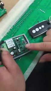 Móc Khóa Điều Khiển Từ Xa Cửa Gara 433.92MHz HCS301 Mã Lăn Dùng Cho Thiết Bị Mở Cửa