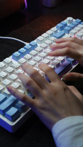 ZIFRIEND คีย์บอร์ดกล AG98 98คีย์คีย์บอร์ดแบบมีสายแสงไฟ RGB และไฟด้านข้างสำหรับเล่นเกมคีย์บอร์ดออฟฟิศปุ่มปรับระดับเสียงสวิตช์สีฟ้าแดงสลับได้