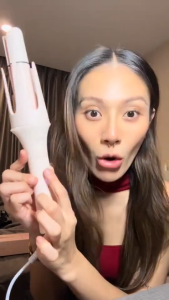 เครื่องม้วนผม ม้วนผมอัตโนมัติเครื่องม้วนผมอัตโนมัติที่ม้วนผมไฟฟ้า เส้นใยผมเคลือบเซรามิคเรเรยอนไม่ยอมชี้ฟูหลังการดัดผม และให้ทรงผมที่มีความยาวยาวนาน