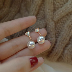 Elegant Pearl Drop Earrings Womens Mini Skirt Shape Fan Design Simple Atmosphere Ear Jewelry 2025 New Fashion